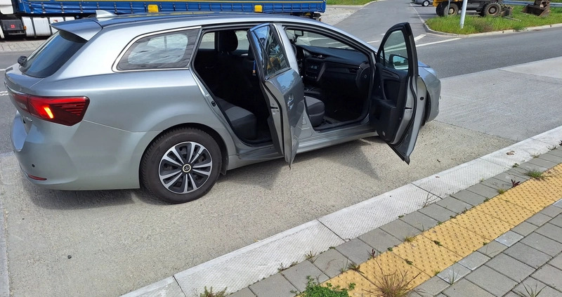 Toyota Avensis cena 39950 przebieg: 174000, rok produkcji 2016 z Gdynia małe 29